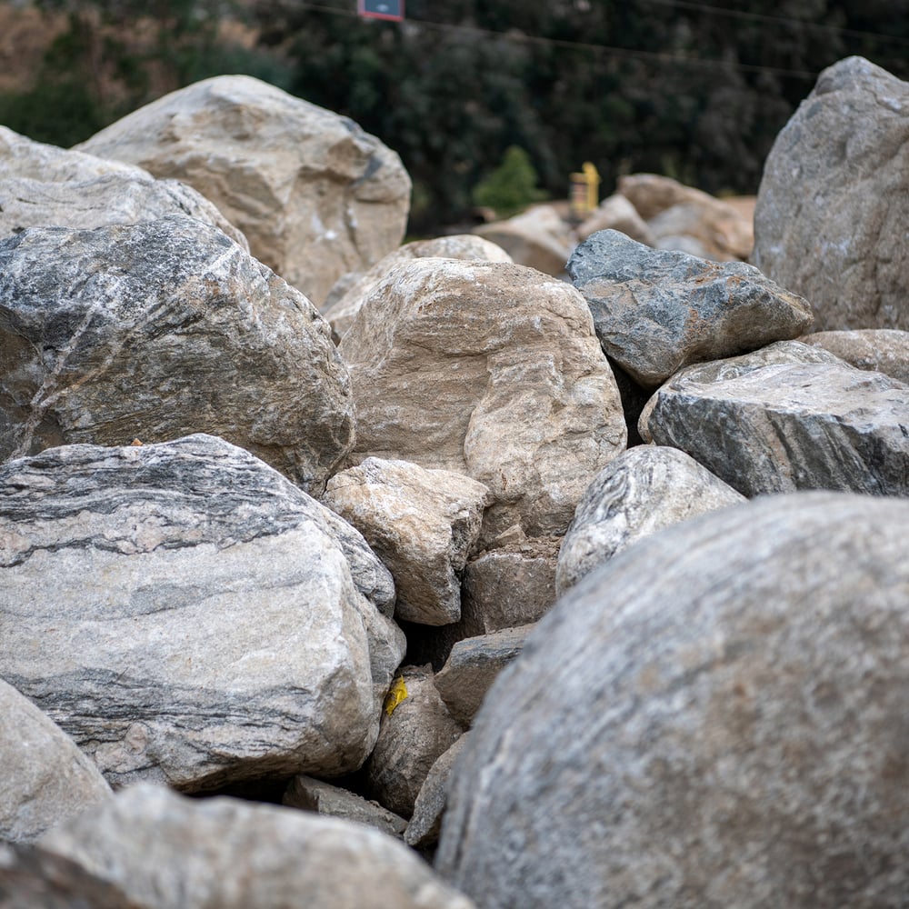 [DEC-FEA-SGO-01115] Large Granite Boulders